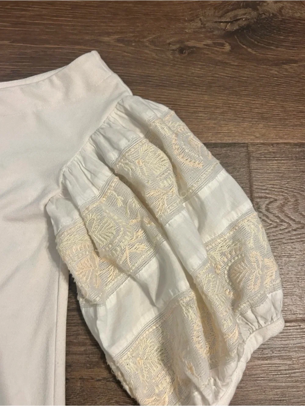 Free People White Off-Shoulder Embroidered Puff Sleeve Top size Medium